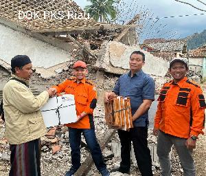 Pengurus PKS Riau Antarkan Langsung Bantuan Rp. 100 Juta untuk Korban Gempa Cianjur